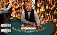 Im Live Casino Bereich vom All Slots Casino sitzt ein echter Dealer an einem Spieltisch, an dem Poker in der beliebten Carribean Stud Variante gespielt wird.
