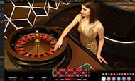 Ein Live Dealer am Grand Roulette Tisch im Ladbrokes Casino.