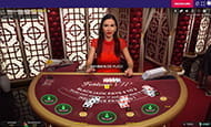 Im Bild wird das beliebte Tischspiel Blackjack in der Fortune VIP Variante an einem Live Tisch gespielt. Die Dealerin erwartet gespannt die neuen Einsätze der drei an diesem Spieltisch sitzenden Kunden. In der VIP Variante können bis zu 5.000€ auf einmal gesetzt werden.