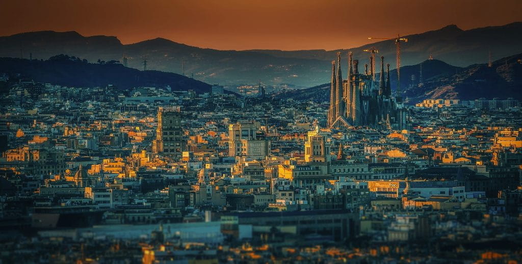 Die Skyline von Barcelona in der Abendsonne.
