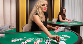Ein Live Dealer im BetOriginal Casino.