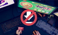 Tastaturen, ein Monitor und ein durchgestrichenes Download-Symbol.