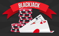 Blackjack Schriftzug, zwei Spielkarten und Jetons.
