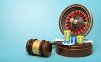 Ein Richterhammer, Jetosn und ein Roulette Kessel.