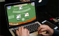 Ein Blackjack Tisch auf einem Laptop Bildschirm.