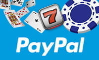 Das Bild zeigt ein PayPal Logo, Karten und Jetons.