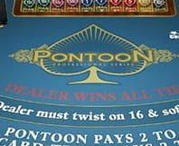 Beim Pontoon gibt es einige abweichende Regeln gegenüber dem klassichen Blackjack