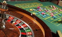 Das Bild zeigt einen Roulette Kessel und das Spielfeld mit gesetzten Einsätzen.