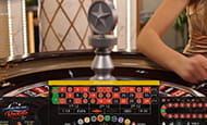 Die Kugel am Tisch vom Live Spiel American Roulette bei 1Bet wird eingeworfen.