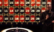 Lightning Roulette im Live Spiele Bereich des Betway Dasinos. Unten ist der Spieltisch zu sehen, an dem die Spieler ihre Einsätze tätigen können. Links werden alle Gewinner der letzten Setzrunde angezeigt. Rechts im Bild befinded sich der Live Dealer.