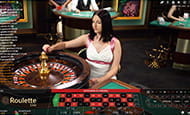 Es wird die Spielleiterin beim Roulette spielen im Dunder Casino gezeigt. 