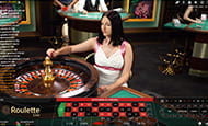 Es wird die Spielleiterin beim Roulette spielen im Dunder Spielothek gezeigt. 