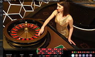 Ein Live Dealer am Grand Roulette Tisch im Ladbroke Spielothek.