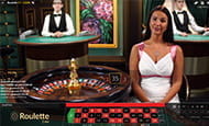 Das Bild zeigt einen weiblichen Croupier im Live Bereich des Toptally Casinos neben einem Roulettekessel.