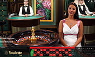 Das Bild zeigt einen weiblichen Croupier im Live Bereich des Toptally Spielotheken neben einem Roulettekessel.