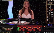Eine Spielleiterin beim Immersive Roulette im Rizk Live Casino.