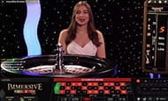 Eine Spielleiterin beim Immersive Roulette im Rizk Live Spielothek.