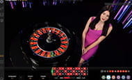 Beim Playtech Prestige Roulette im Scasino startet eine Dealerin ein neue Runde.