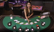 Ein weiblicher Dealer an einem Live Blackjack Tisch im William Hill Casino.