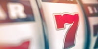 Zwei Walzen eines Spielautomaten in Großaufnahme.