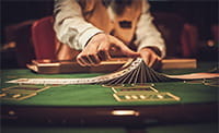 Ein Croupier, der die Karten mischt.