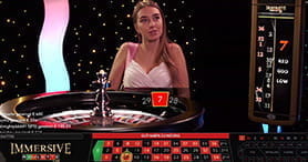 Das Bild zeigt einen weiblichen Croupier beim Immersive Roulette von Evolution Gaming im MegaCasino.