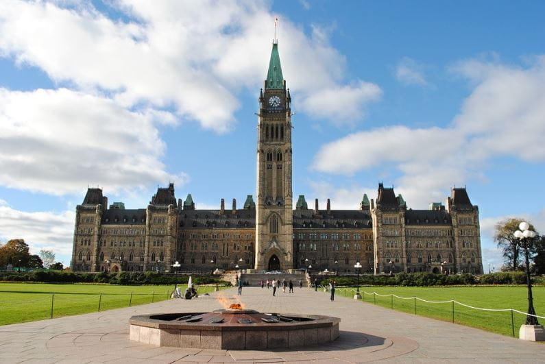Das Bild zeigt das kanadische Parlamentsgebäude.