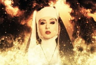 Eine Nonne, die von Feuer umgeben ist.