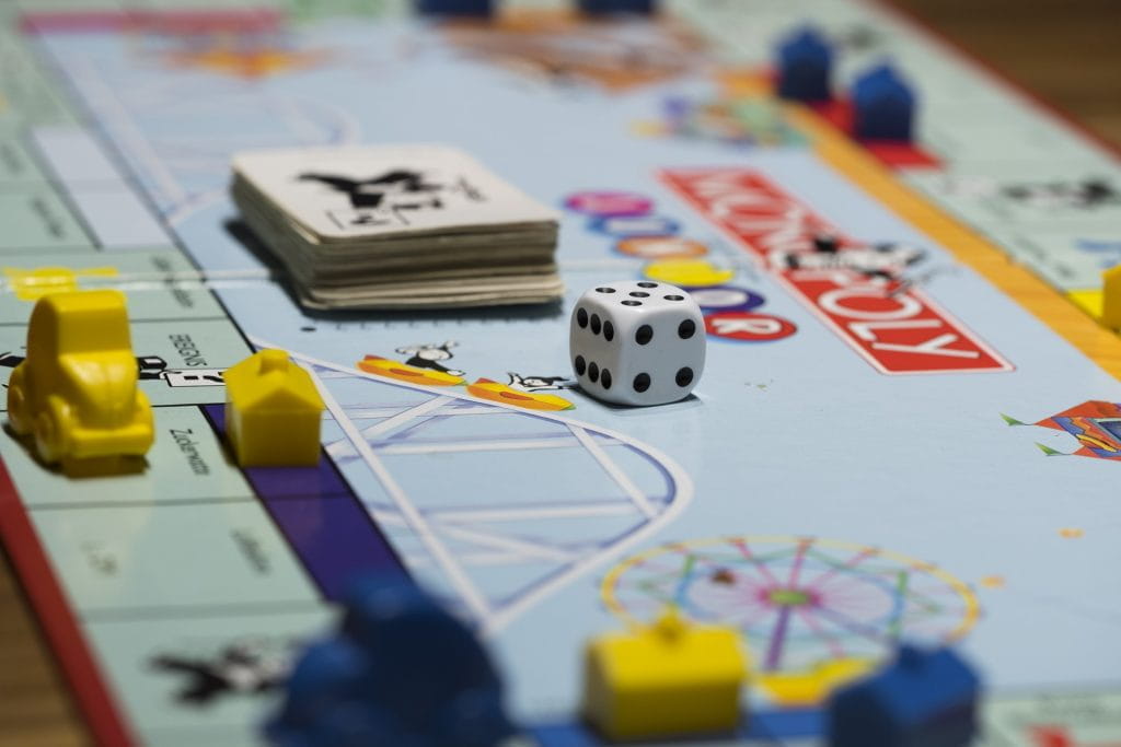 Das Brettspiel Monopoly mit Würfel, Figuren, Häusern und Hotels.