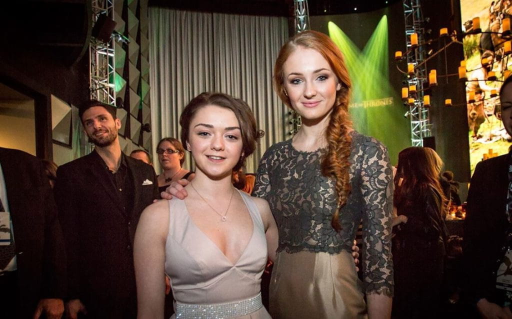 Die zwei Schauspielerinnen Maisie Williams und Sophie Turner, in der Serie Game of Thrones Schwestern, posieren für einen Fotografen.