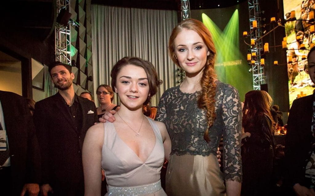 Die zwei Schauspielerinnen Maisie Williams und Sophie Turner, in der Serie Game of Thrones Schwestern, posieren für einen Fotografen. 