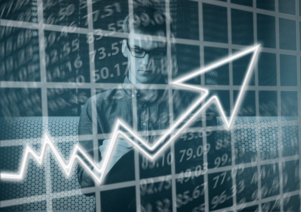 Junger Mann analysiert Datensätze und Statistiken.