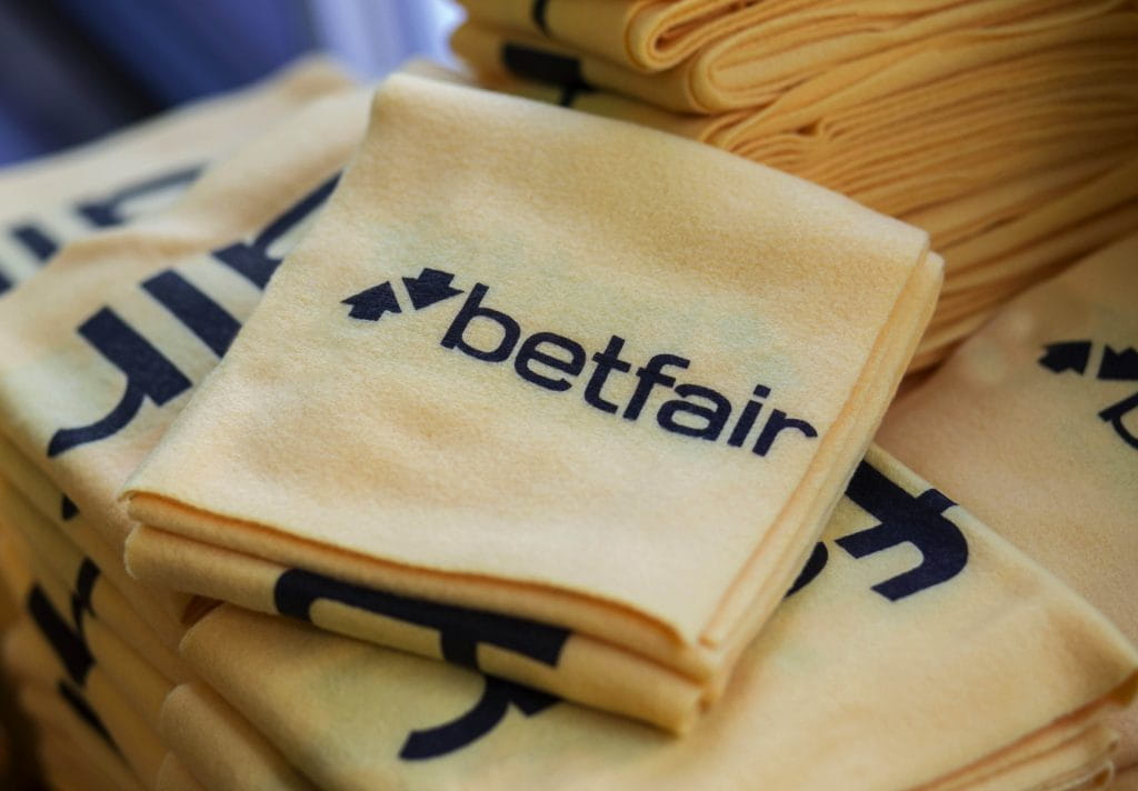 Handtücher mit Betfair-Logo gestapelt auf einem Haufen
