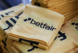 Handtücher mit Betfair-Logo