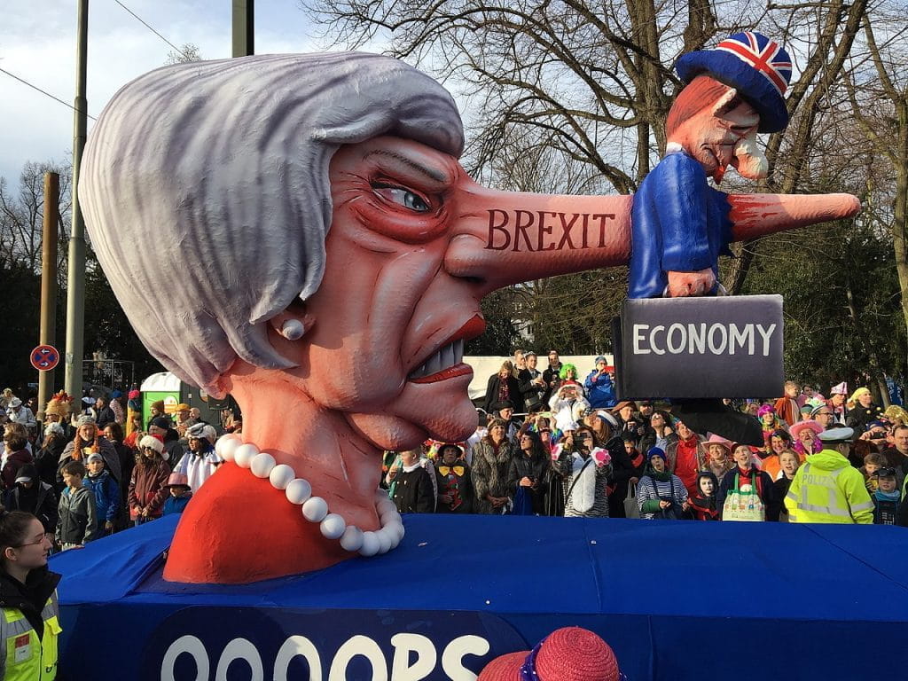 Rosenmontagswagen zum Thema Brexit mit Theresa May als Karikatur.