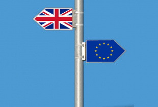 Die Flaggen der EU und von Großbritannien als Wegweiser