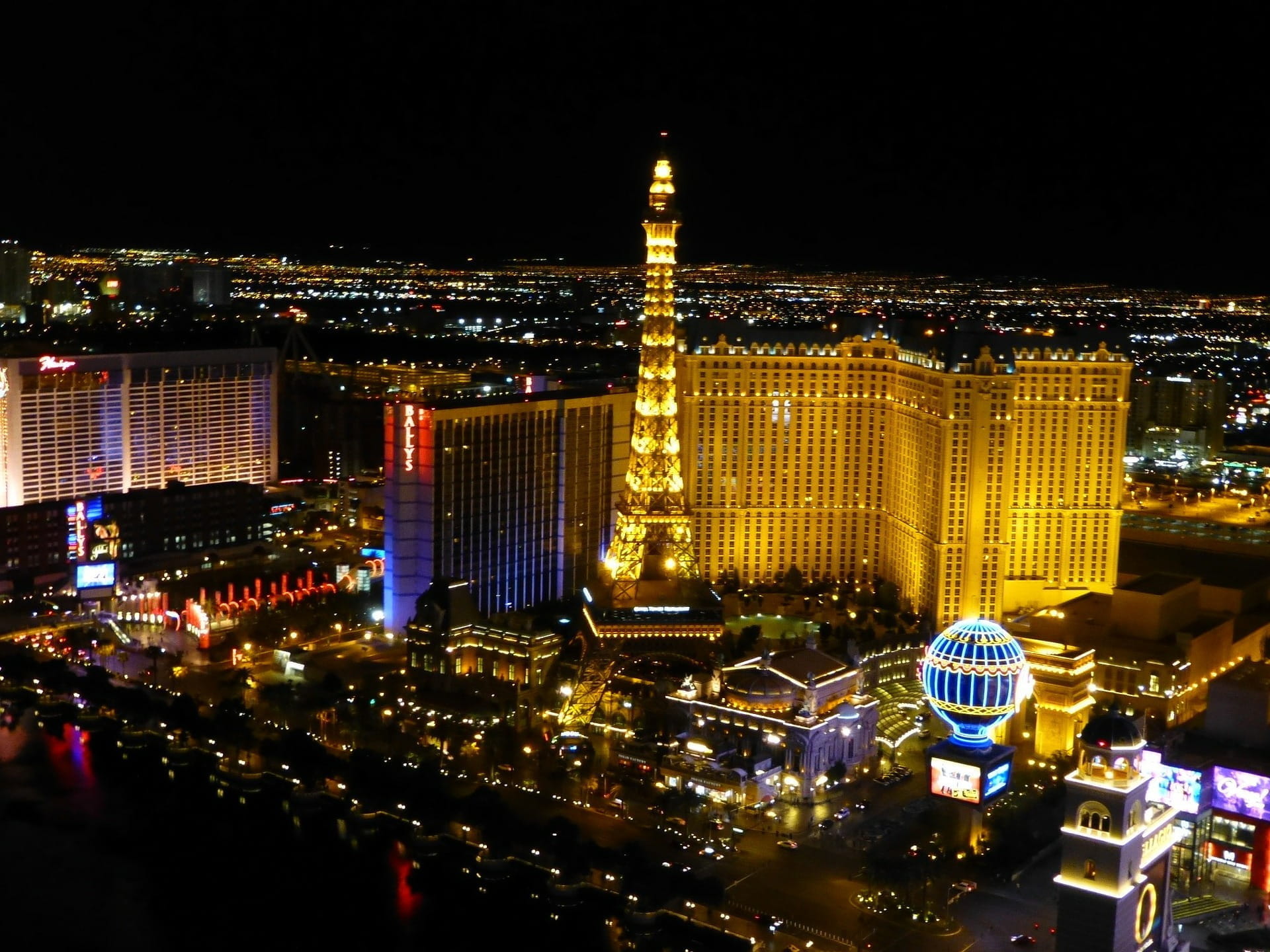 Das Mandalay Bay Hotel bei Nacht auf dem Las Vegas Strip.