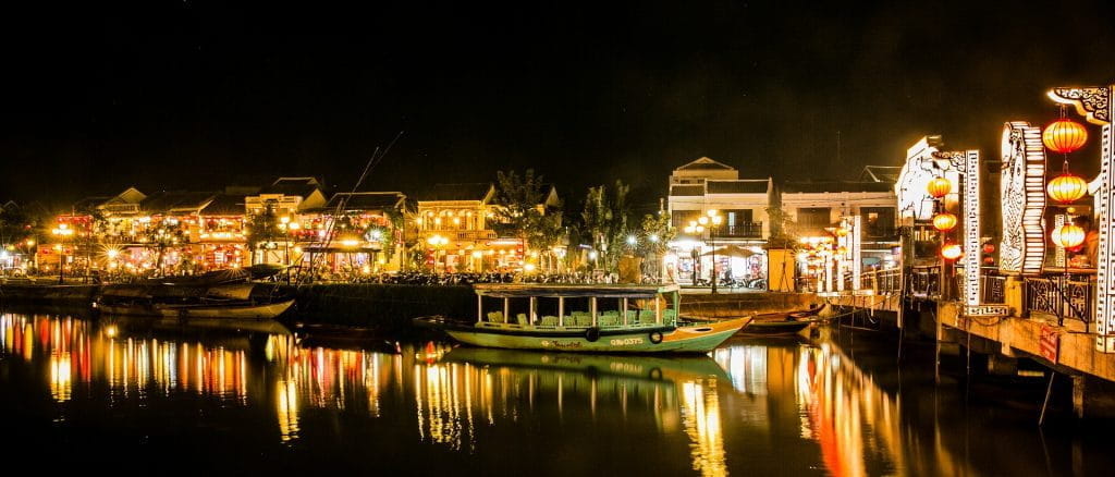 Eine Hafenstadt mit vielen Lichtern bei Nacht in Vietnam.