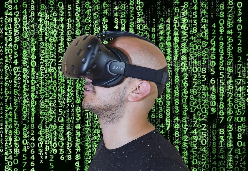 Mann mit Virtual-Reality-Brille vor Hintergrund mit binärem Code
