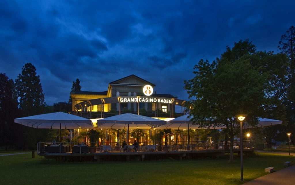 Das beleuchtete Grand Casino Baden bei Dämmerung.