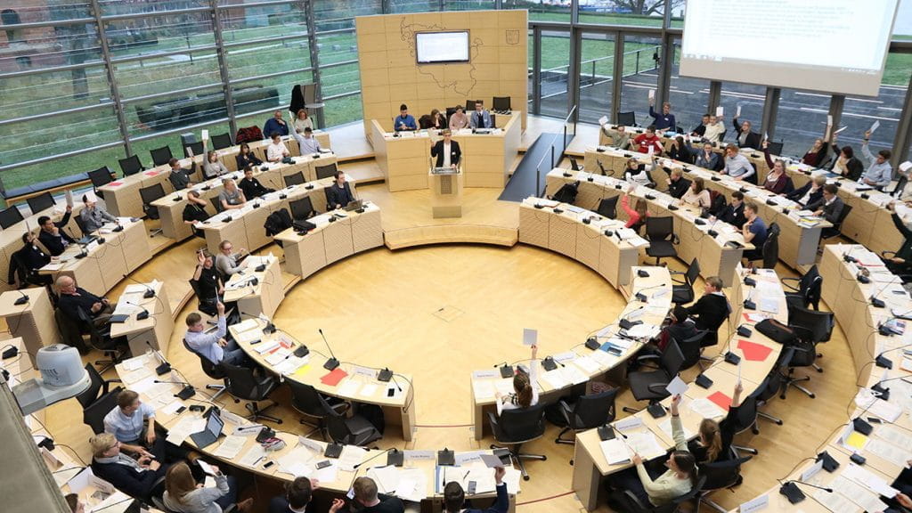 Im Plenarsaal des Landtages in Kiel wird eine Diskussion geführt.