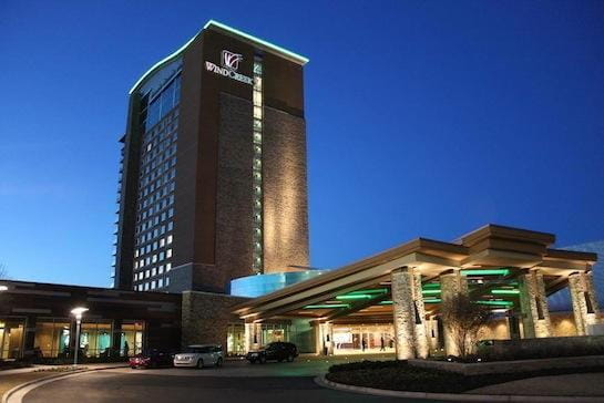 Das beleuchtete Wind Creek Wetumpka Casino & Hotel bei Dämmerung.