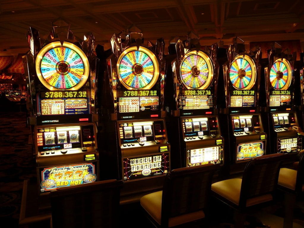 Leuchtende Glücksspielautomaten im Las-Vegas-Casino nebeneinander.