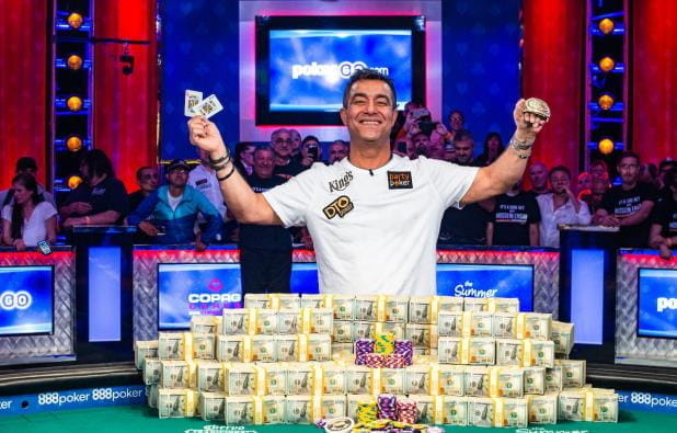 Hossein Ensan nach seinem Sieg im Main Event der WSOP 2019 vor seinen zehn Millionen US-Dollar Preisgeld.