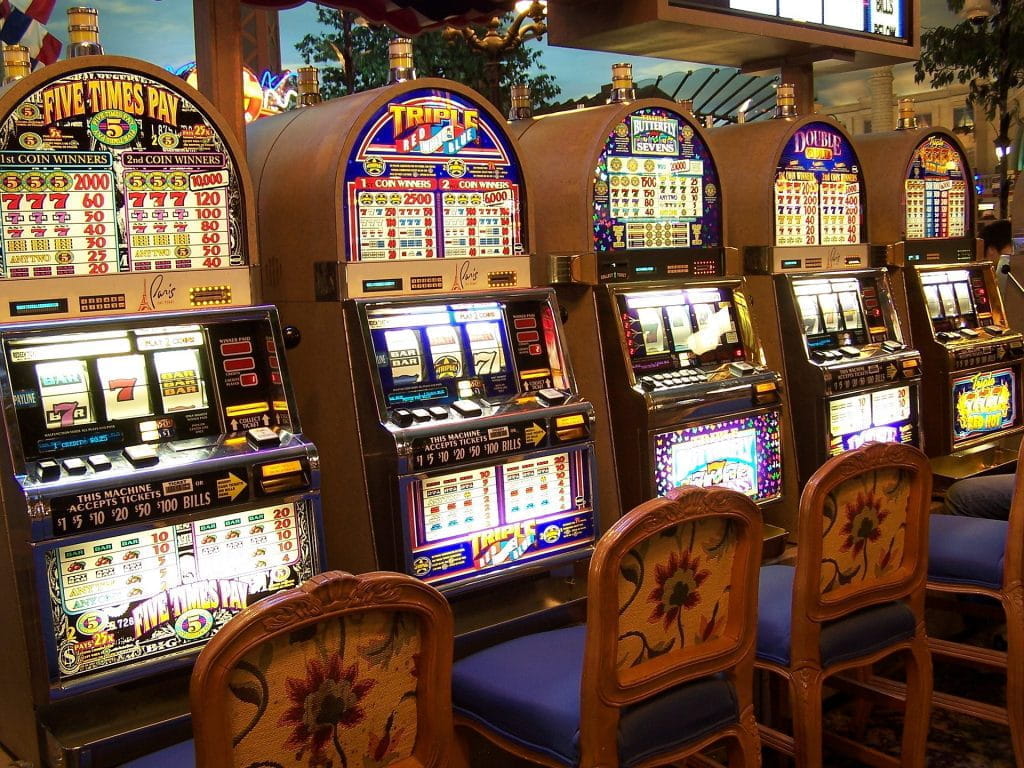 Eine Reihe von gleichen Spielautomaten in einem Casino.