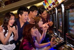 Asiatische Besucher spielen im Casino im NagaWorld-Resort.