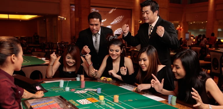 Asiatische Besucher spielen im Casino im NagaWorld-Resort Poker.