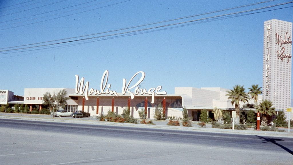 Eine Außenansicht des Moulin Rouge Casinos von 1955.