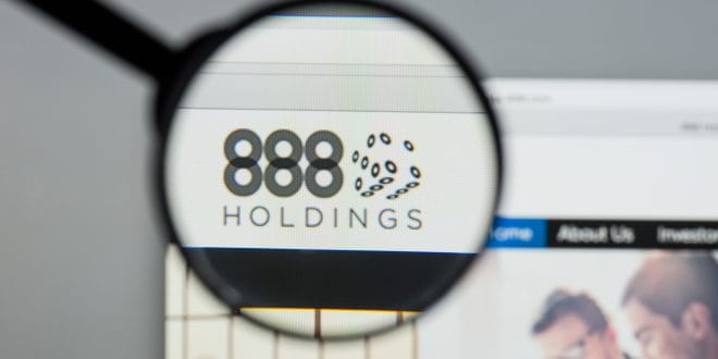 Das Firmenlogo von 888 Holdings unter einer Lupe.