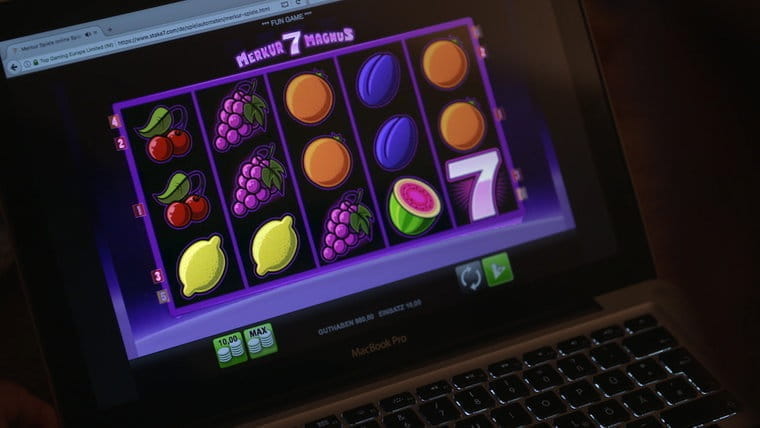 Ein Laptop auf dem ein Spiel eines Online Casinos geöffnet ist.